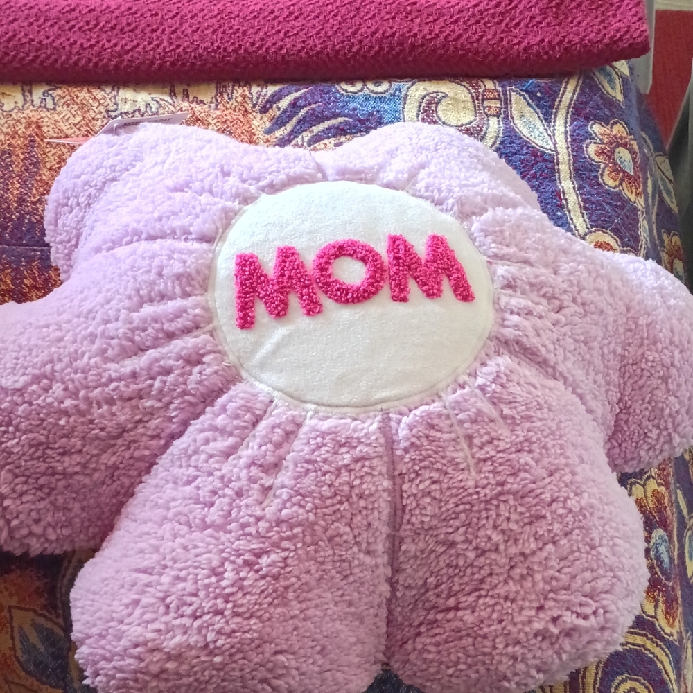 Pink Flower-Shaped 'Mom' Pillow